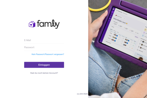 Anmeldeseite für die App "family" mit Eingabefeldern für E-Mail und Passwort. Links das Logo von "family", rechts eine Person, die ein Tablet hält und die App-Oberfläche betrachtet. Unter den Eingabefeldern sind Links zu Passwort-Wiederherstellung und Kontoerstellung.
