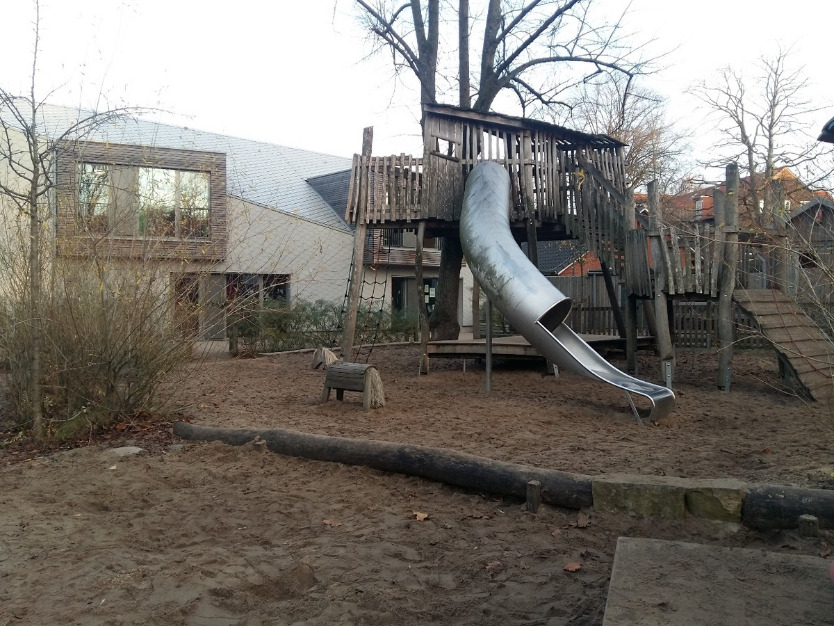 Ein Spielplatz mit einer Rutsche.