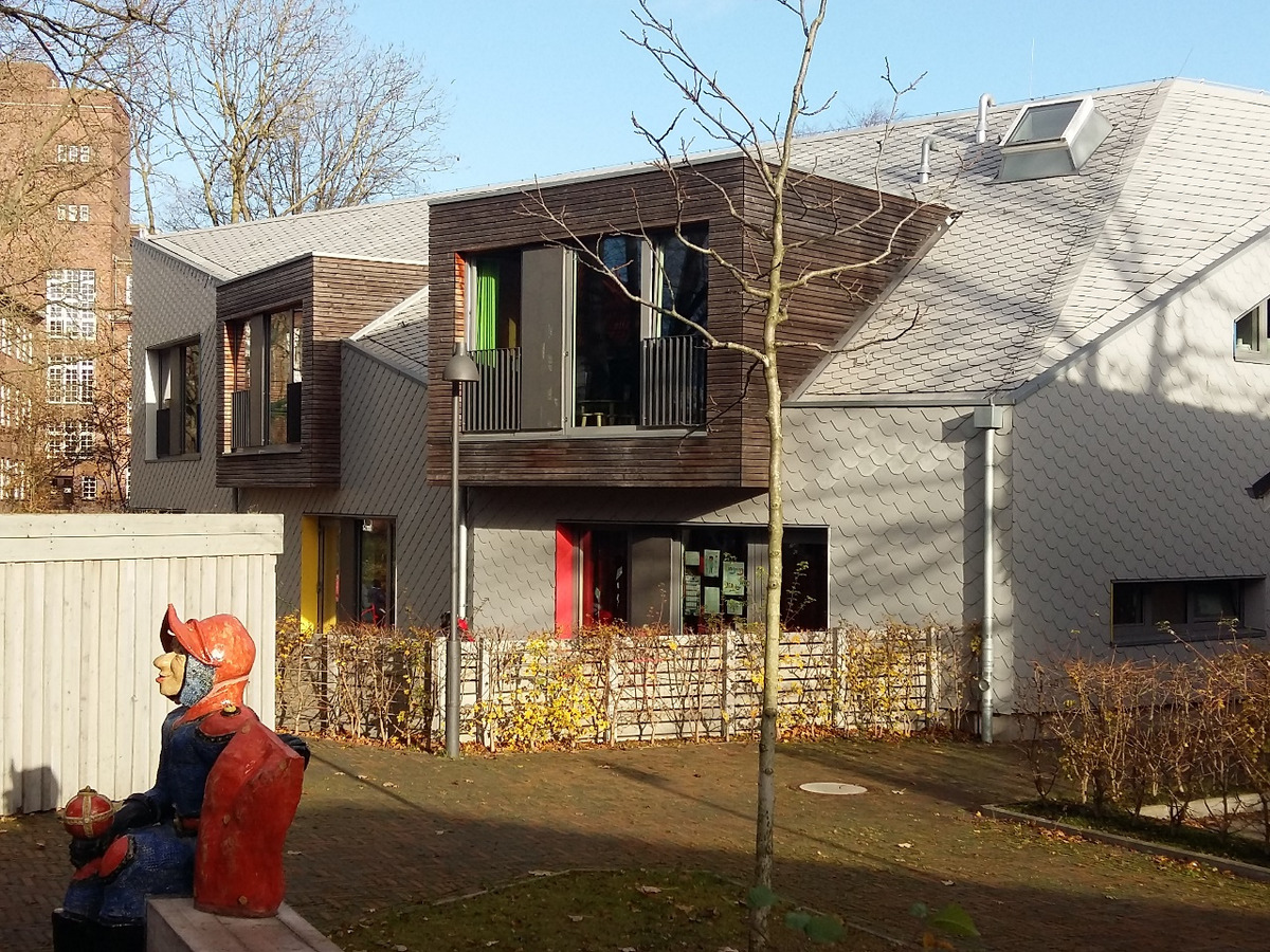 Ein modernes Gebäude mit einer Kombination aus Holz- und grauer Fassade.