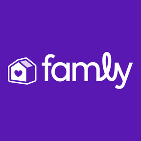 Logo von "famly" auf lila Hintergrund. Das Design zeigt ein stilisiertes Haus mit einem Herzsymbol.