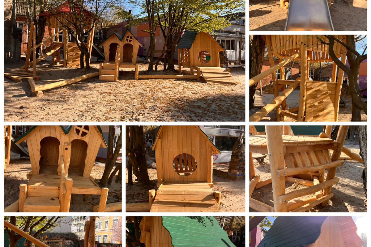 Das Bild zeigt einen Spielplatz mit Holzspielgeräten, darunter mehrere kleine Spielhäuser, Rutschen und Kletterelemente. 