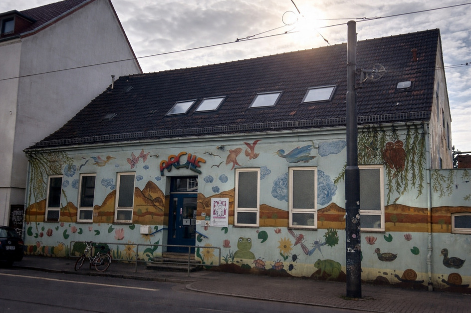 Ein bunt bemaltes Gebäude mit dem Schriftzug „Pädagogik“. Die Fassade zeigt verschiedene Tiere, Pflanzen und Landschaftselemente.