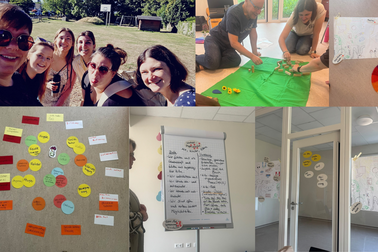 Eine Collage zeigt eine Gruppe von Menschen im Freien, die Spaß haben, während sie interaktive Aktivitäten durchführen. Im unteren Bereich sind visuelle Notizen, die Ideen und Themen in Form von bunten Zetteln darstellen. Eine Flipchart mit einer Liste und kreativen Darstellungen im Hintergrund ist ebenfalls sichtbar.