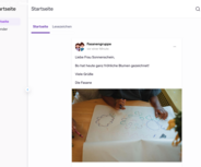 Eine Hand zeichnet bunte Blumen auf ein Blatt Papier. Der Hintergrund zeigt eine Holzoberfläche und einen Teil eines Tischs. Ein Bildschirm mit einer Nachricht enthält eine freundliche Mitteilung.