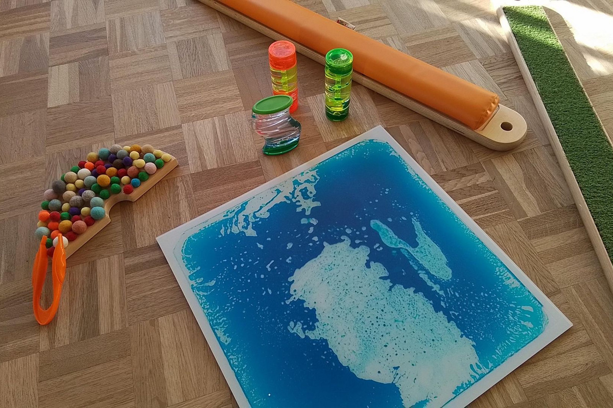 verschiedene Spielzeuge liegen auf einem Tisch