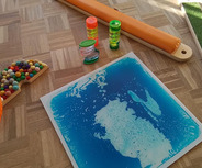 verschiedene Spielzeuge liegen auf einem Tisch