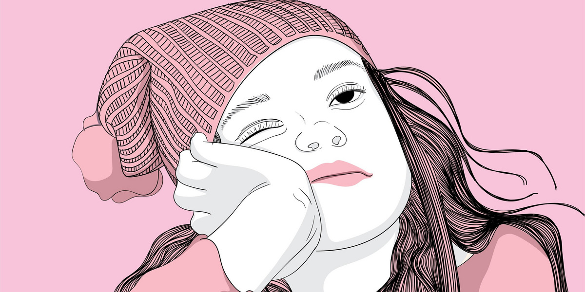 Illustration: Ein Mädchen mit einer gestreiften Mütze blickt nachdenklich. Sie hat lange, fließende Haare und stützt ihr Gesicht mit einer Hand. Der Hintergrund ist rosa.